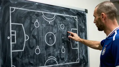 Zidane convoitait le poste de Deschamps depuis 14 ans : la tension entre les deux légendes